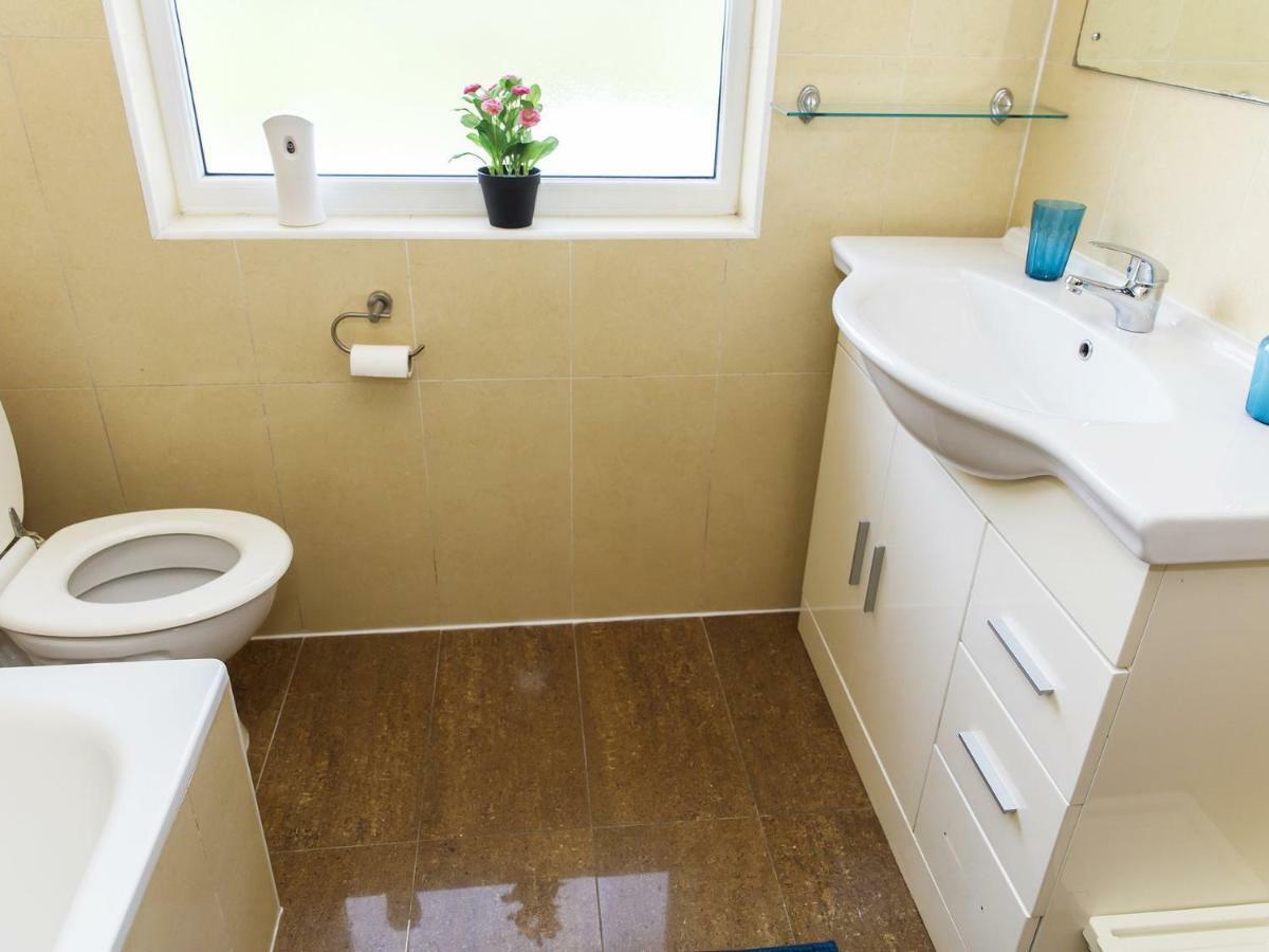 Mandeville Rooms Northolt  Room photo