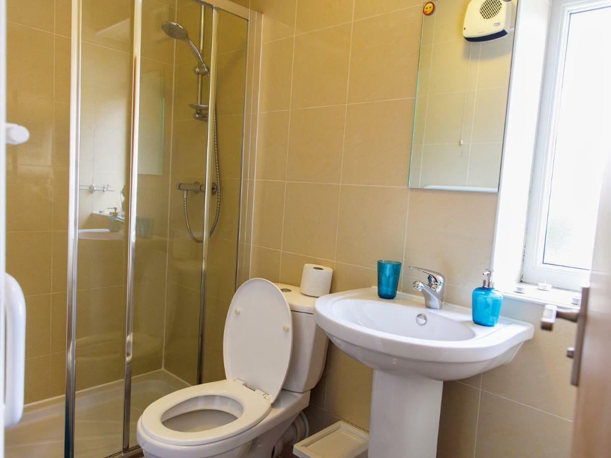 Mandeville Rooms Northolt  Room photo